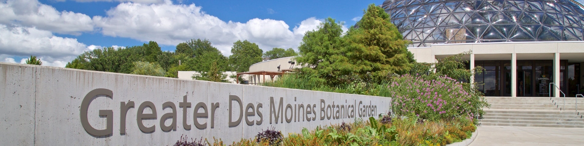 Des Moines Botanical Center ofreciendo arquitectura moderna, señalización y un parque