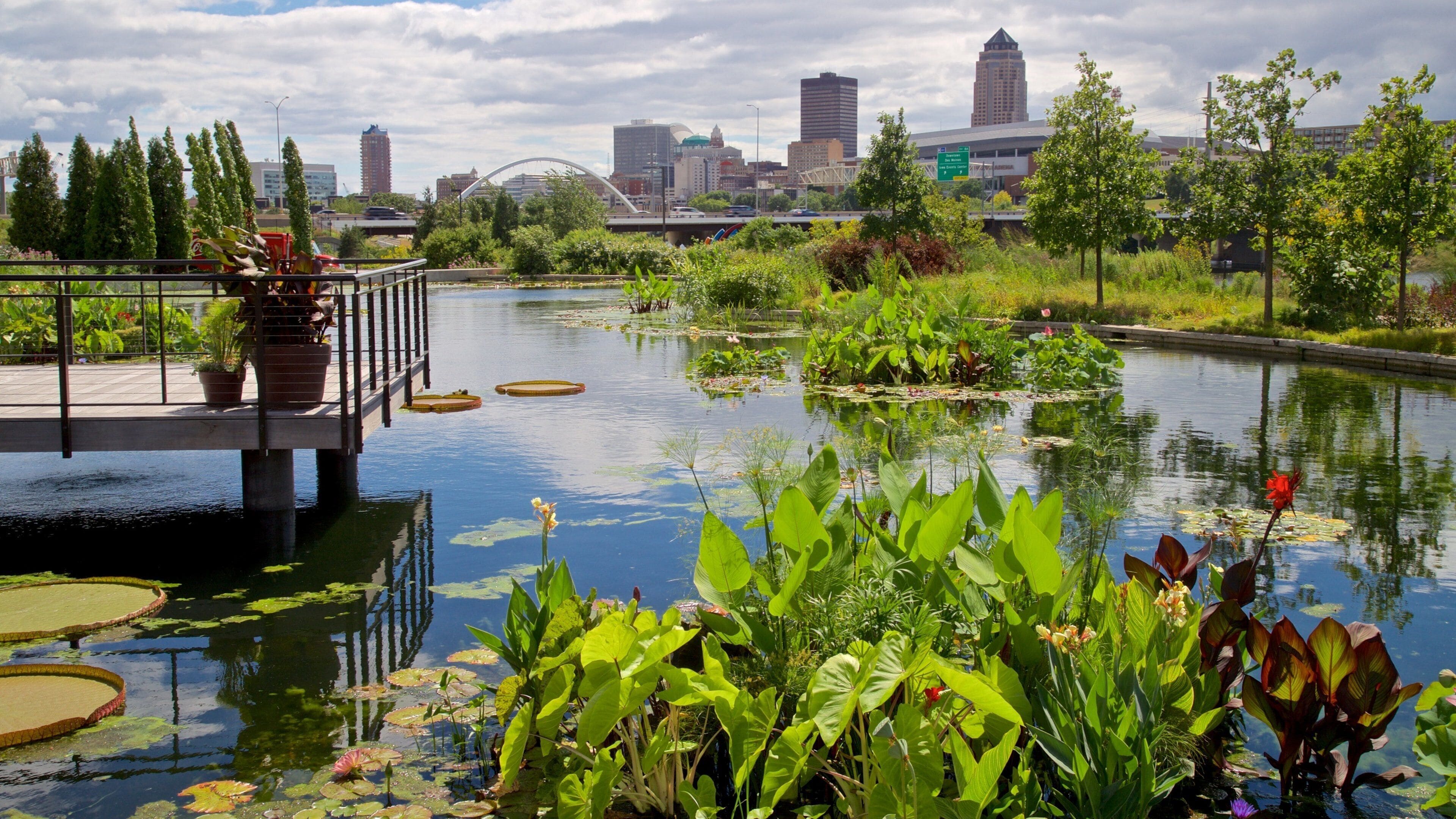 Des Moines Botanical Center featuring a pond
