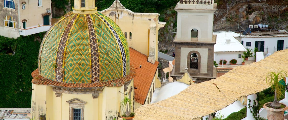 Iglesia de Santa María Assunta que incluye aspectos religiosos y una iglesia o catedral