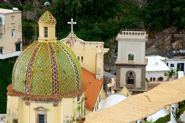 Iglesia de Santa María Assunta que incluye aspectos religiosos y una iglesia o catedral