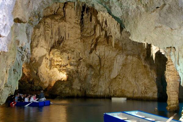 Smaragdiluola johon kuuluu sisäkuvat, luolat ja veneily