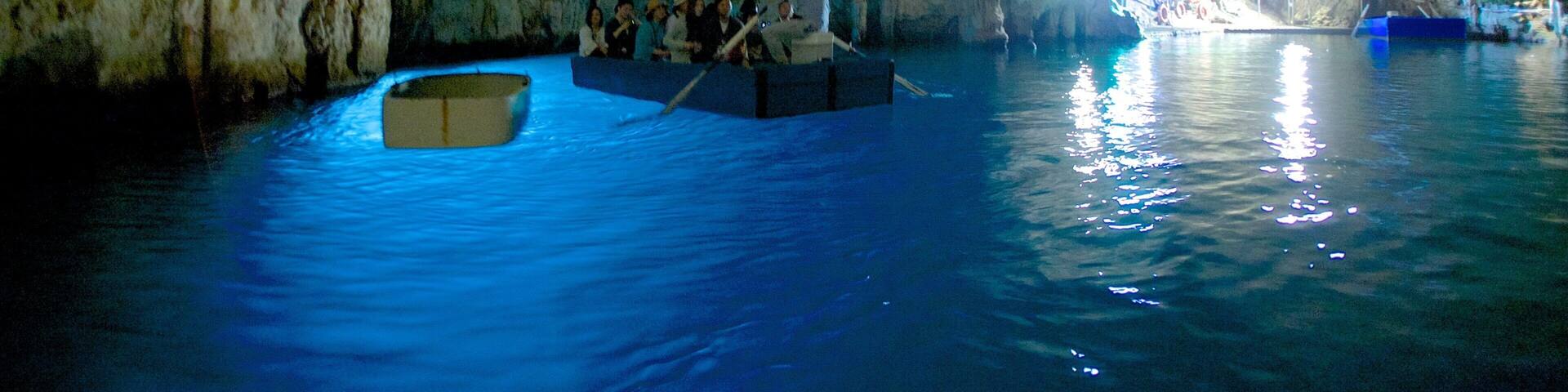 Smaragdiluola joka esittää luolat, sisäkuvat ja veneily