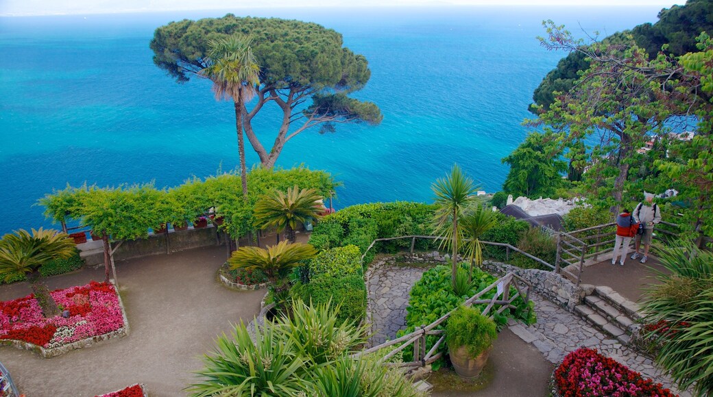 Villa Rufolo bevat algemene kustgezichten, een tuin en bloemen