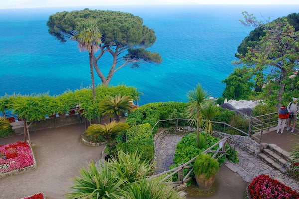 Villa Rufolo das einen Blumen, Park und allgemeine KĂŒstenansicht