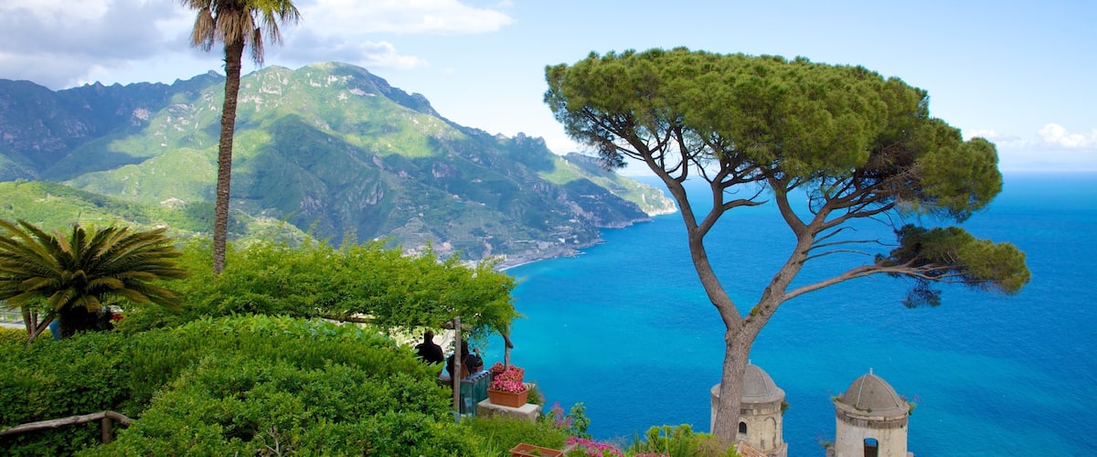 Ravello que incluye una ciudad costera, vistas generales de la costa y escenas tropicales