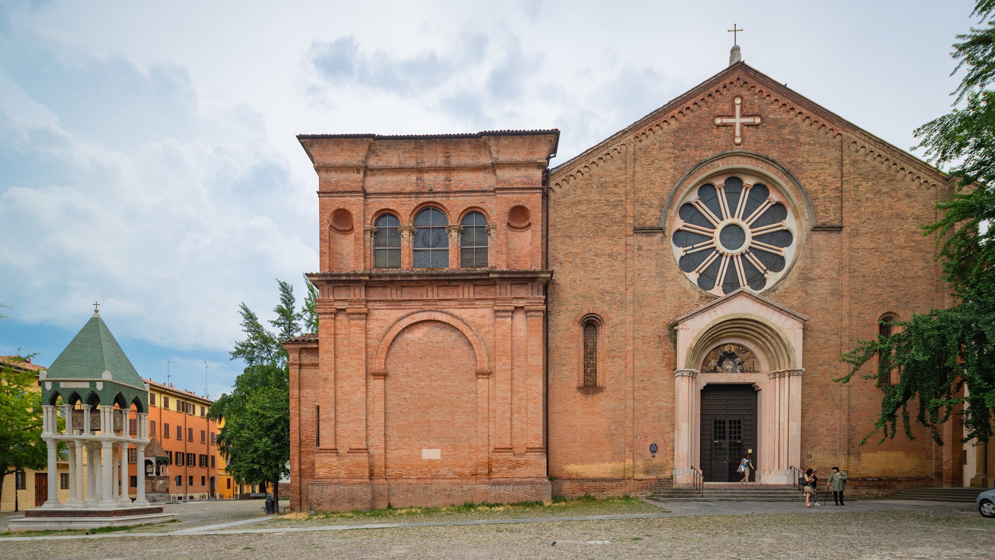 Une église historique dotée d’une grande rosace et d’un clocher.