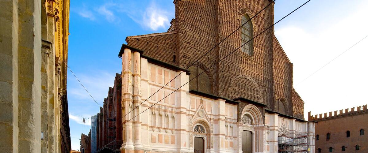 Basilica of San Petronio showing religious elements, heritage elements and a church or cathedral