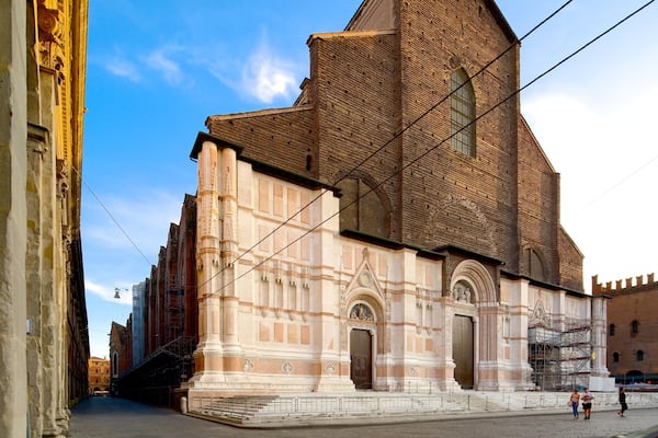 San Petronio-basilikaen som omfatter en kirke eller en katedral, religiøse elementer og kulturarvsgenstande