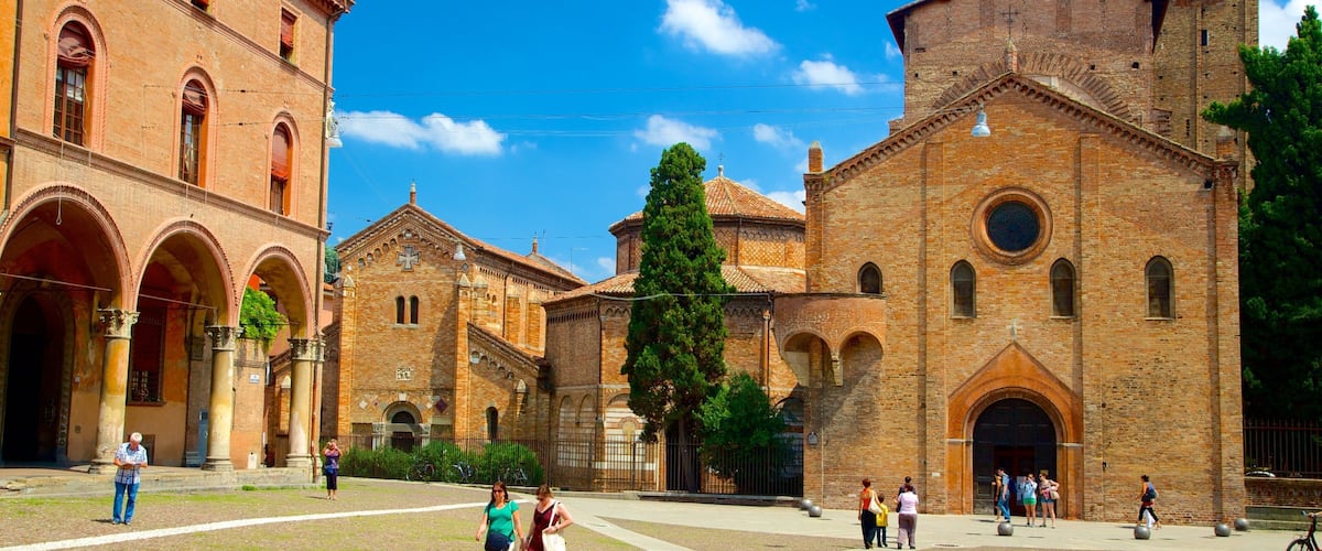 Basilique Santo Stefano mettant en vedette patrimoine architectural, petite ville ou village et square ou place