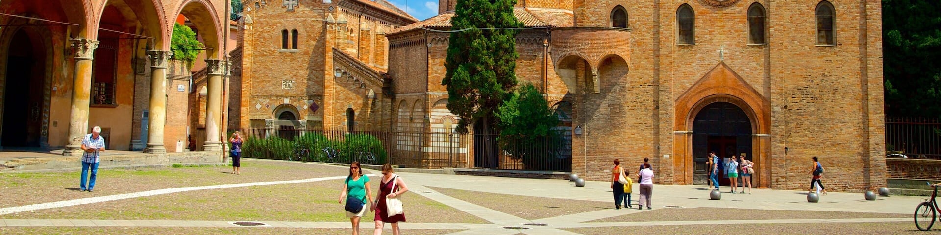 Basilique Santo Stefano mettant en vedette patrimoine architectural, petite ville ou village et square ou place