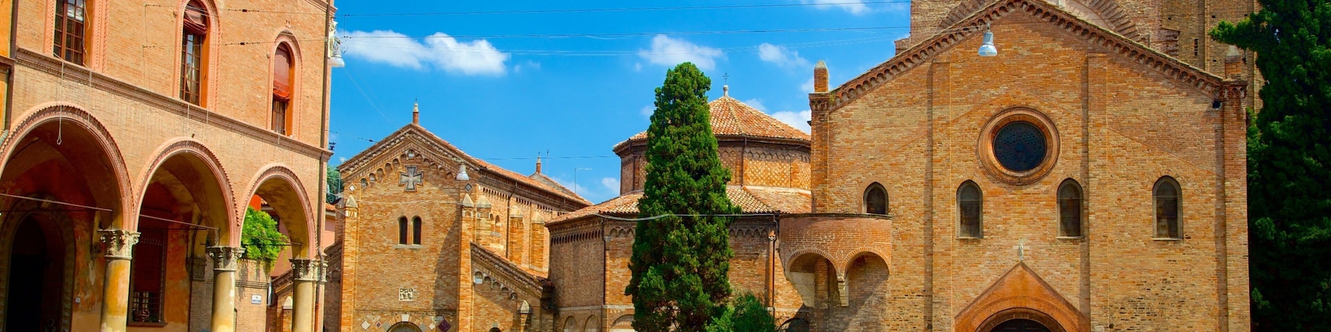 Basilica di Santo Stefano caracterizando uma cidade pequena ou vila, uma praça ou plaza e arquitetura de patrimônio