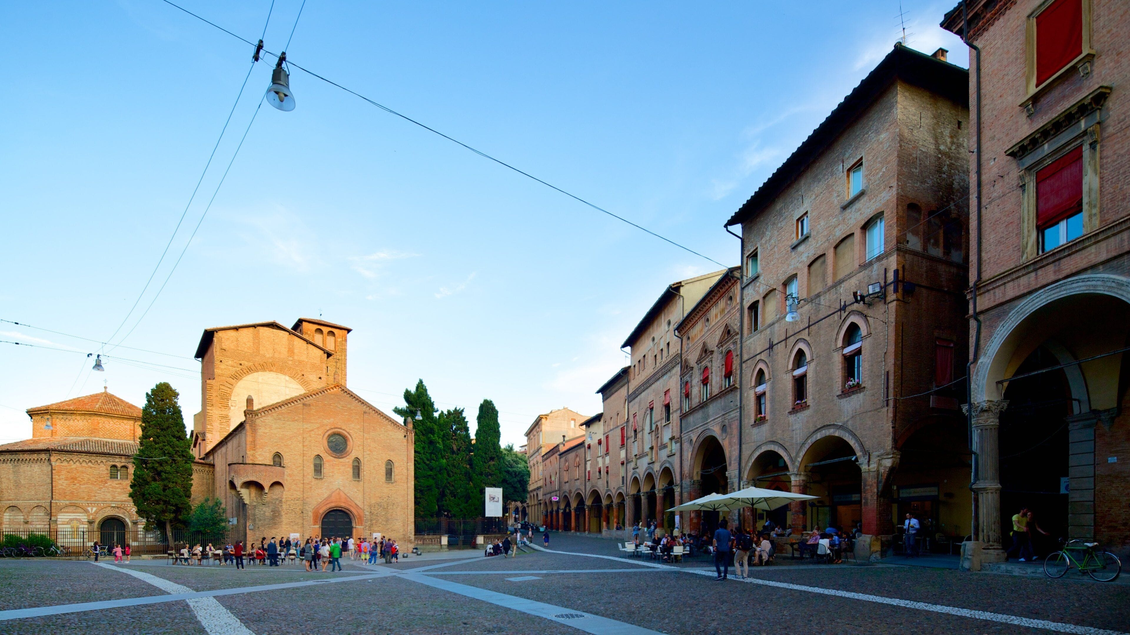 Basilika Santo Stefano das einen historische Architektur und Platz oder Plaza