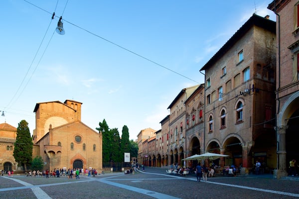 Basilika Santo Stefano das einen historische Architektur und Platz oder Plaza