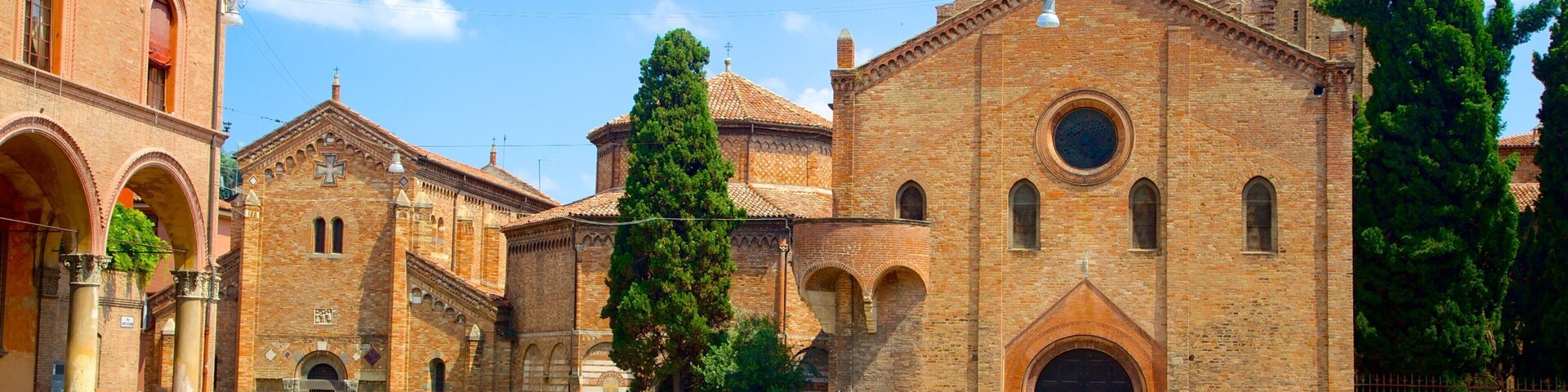 Uma igreja histórica com janelas em arco e um campanário.