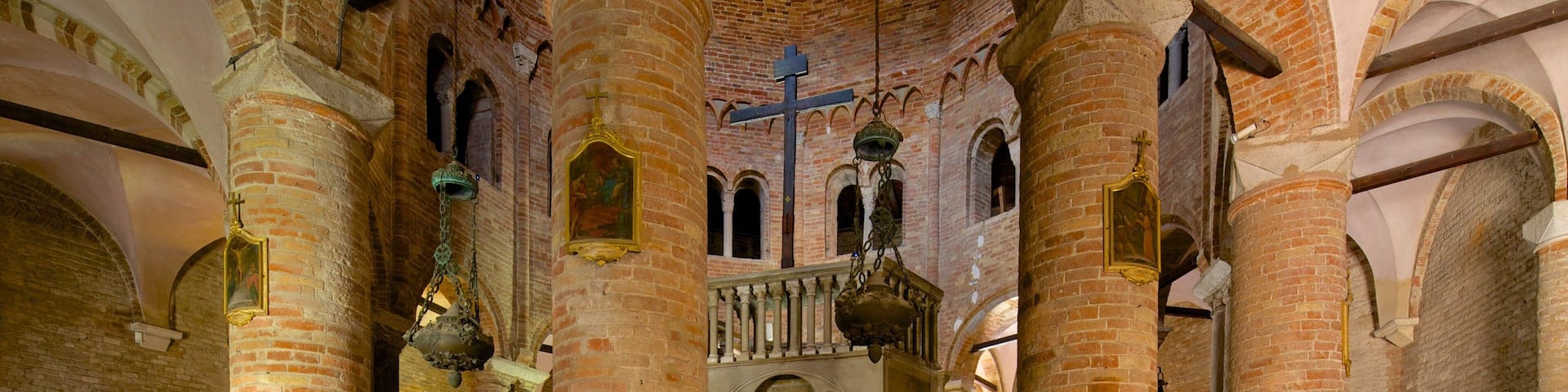 Basílica Santo Stefano que incluye elementos del patrimonio, vistas interiores y una iglesia o catedral