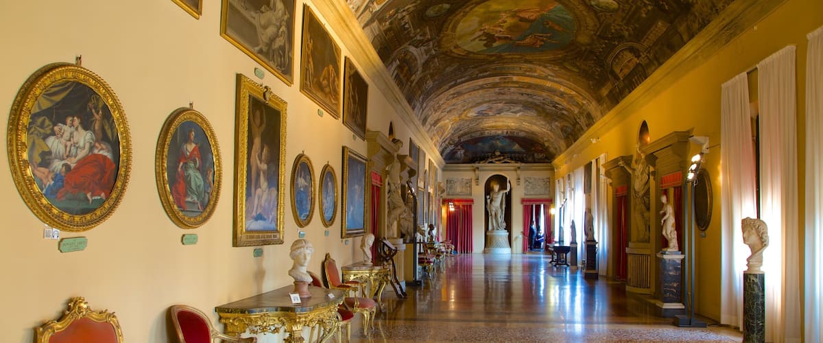 Palazoo Comunale qui includes chĂąteau ou palais, patrimoine historique et art