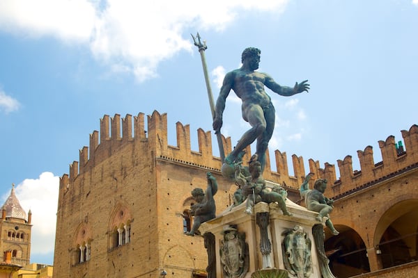 Nettuno Fontæne og byder på et springvand og en statue eller en skulptur