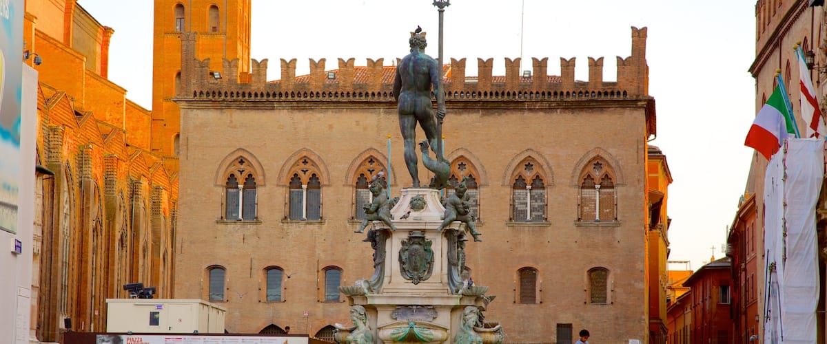 Neptunusfontein toont een standbeeld of beeldhouwwerk, een plein en historische architectuur