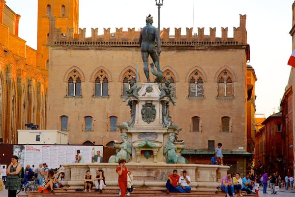Neptunus fontÀn presenterar historisk arkitektur, ett torg och en staty eller skulptur
