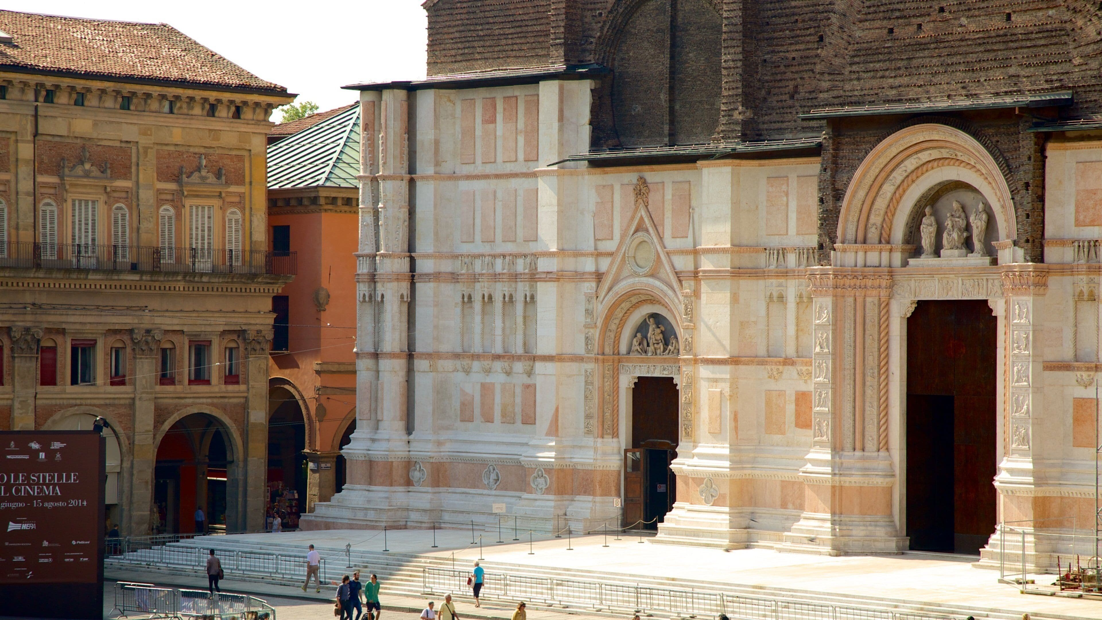 Bologna som inkluderer historisk arkitektur og by