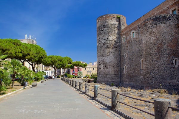 Ursinon linna johon kuuluu linna tai palatsi ja vanha arkkitehtuuri