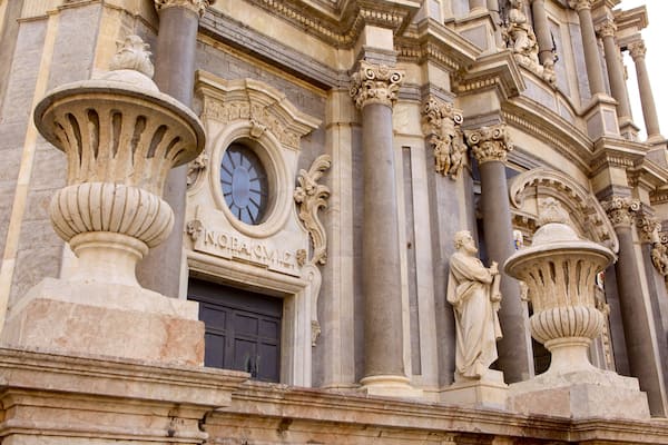 Duomo di Catania joka esittää uskonnolliset kohteet, kirkko tai katedraali ja vanha arkkitehtuuri