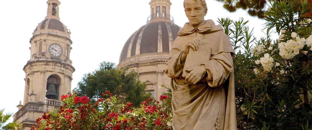 卡塔尼亞大教堂 呈现出 宗教方面, 教堂或大教堂 和 雕像或雕塑