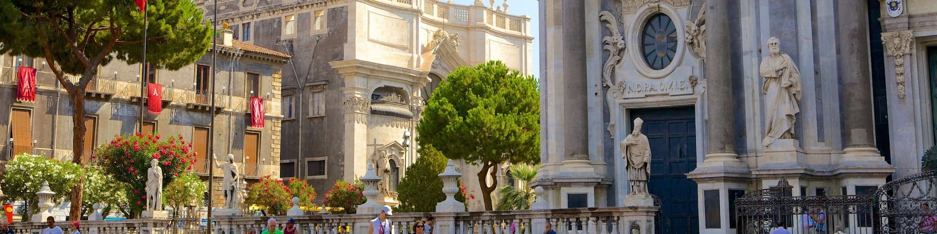 Cathedral Square which includes a church or cathedral, religious elements and heritage architecture