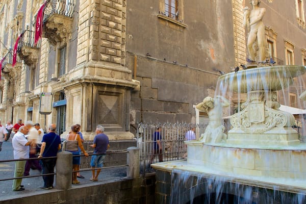 Cathedral Square showing a fountain and heritage architecture