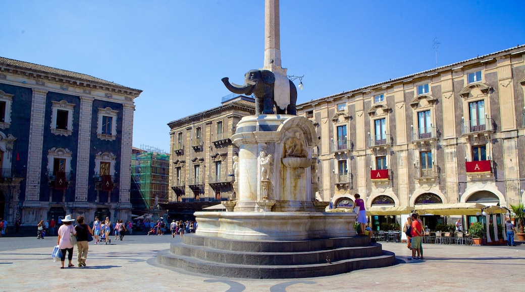 Cathedral Square which includes a square or plaza, a statue or sculpture and heritage architecture