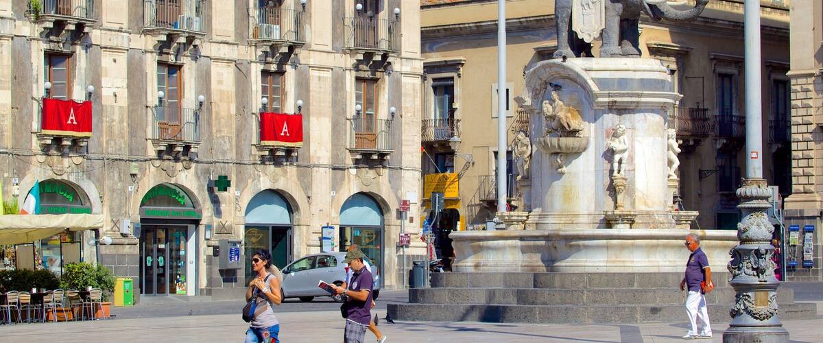 Place de la cathédrale montrant petite ville ou village, statue ou sculpture et scènes de rue