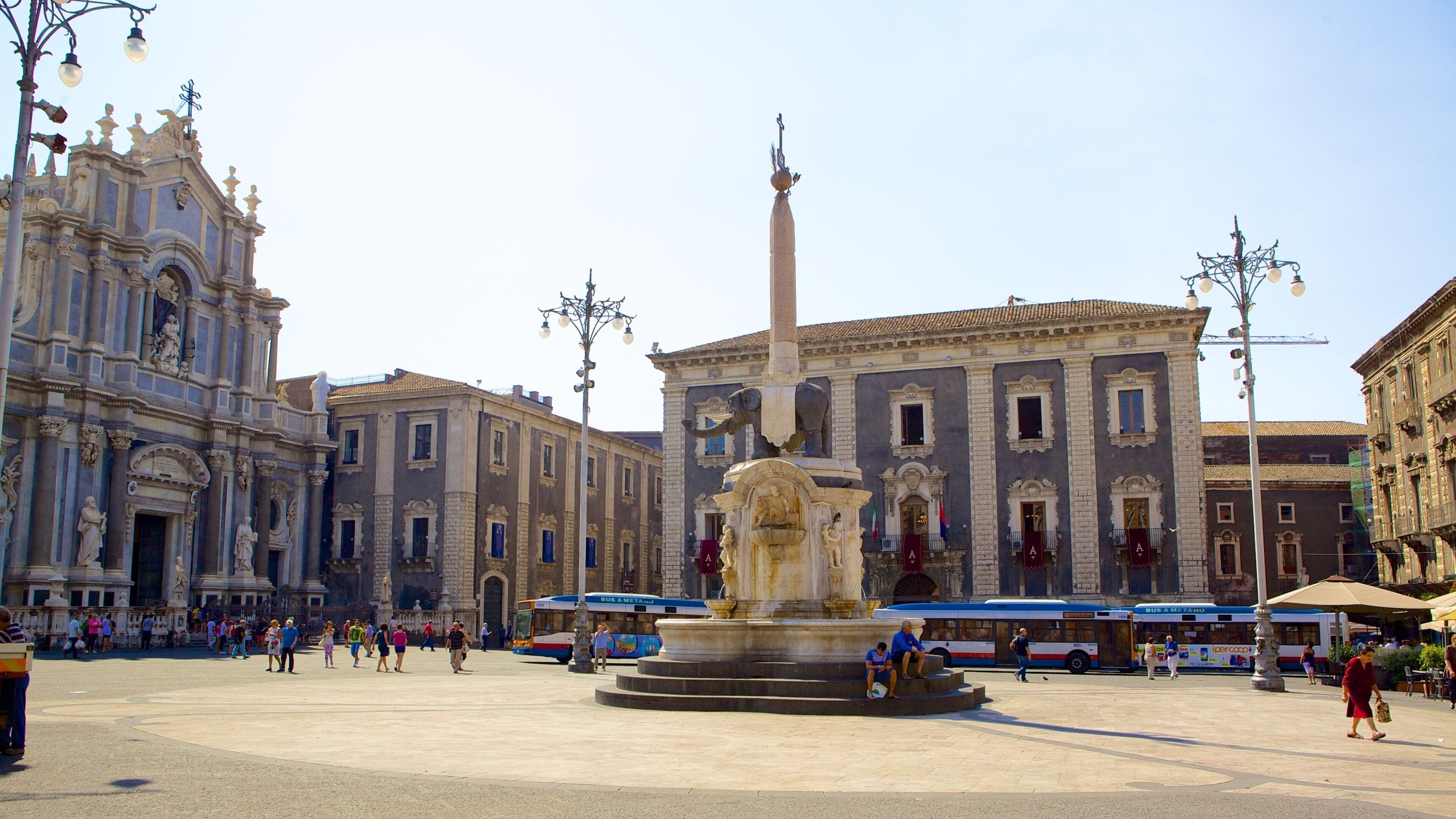 Plaza de la Catedral que incluye patrimonio de arquitectura, un parque o plaza y un monumento