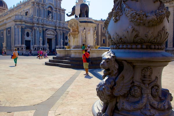 Piazza Duomo johon kuuluu katunäkymät ja patsas tai veistos