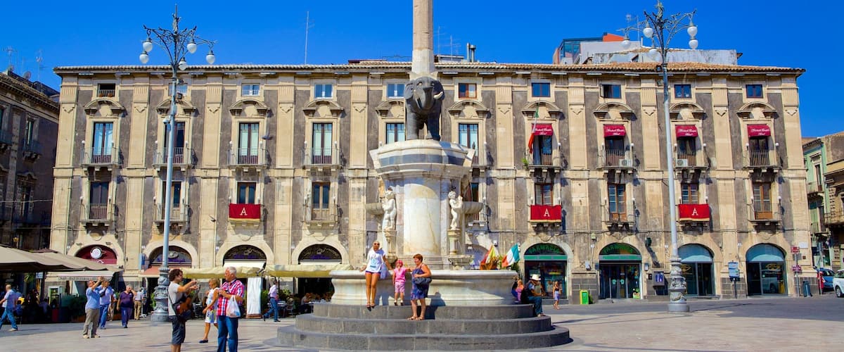 Plaza de la Catedral que incluye una estatua o escultura, arquitectura patrimonial y una plaza
