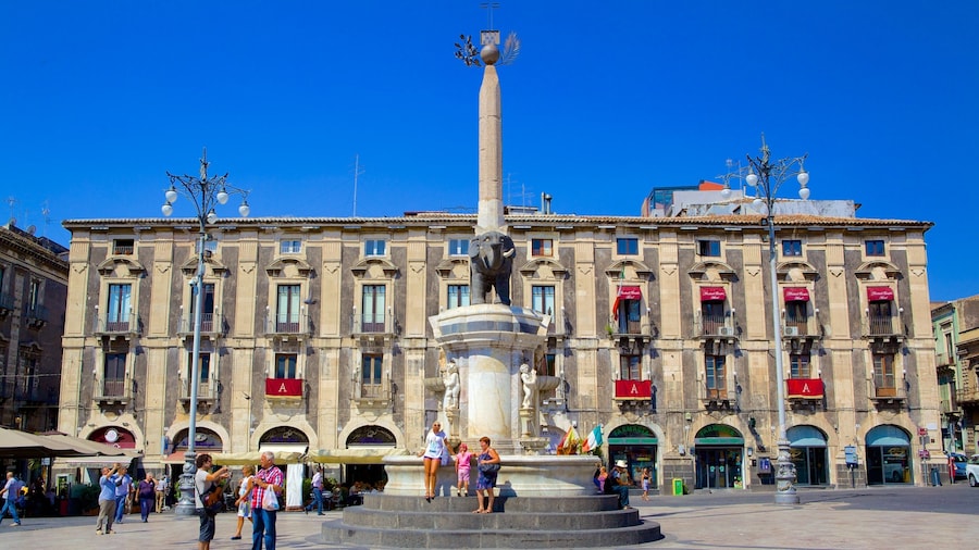 Piazza Duomo som inkluderar ett torg, historisk arkitektur och en staty eller skulptur