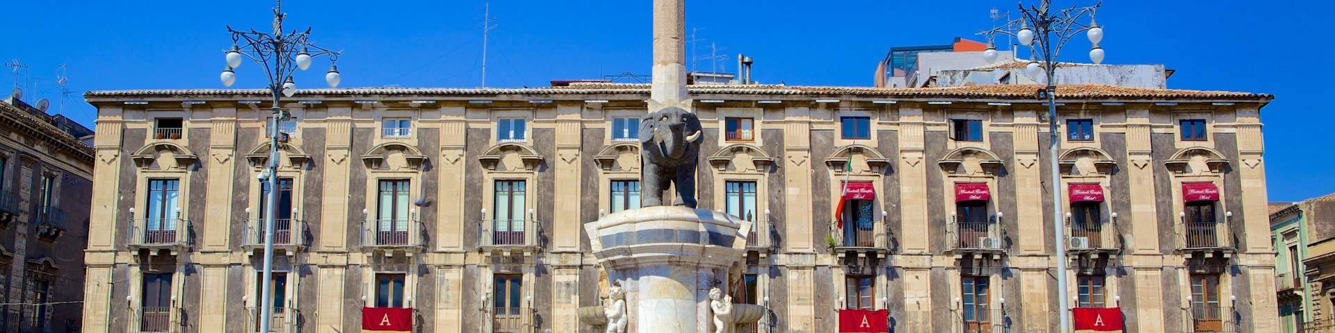 Piazza Duomo caracterizando uma praça ou plaza, uma estátua ou escultura e arquitetura de patrimônio