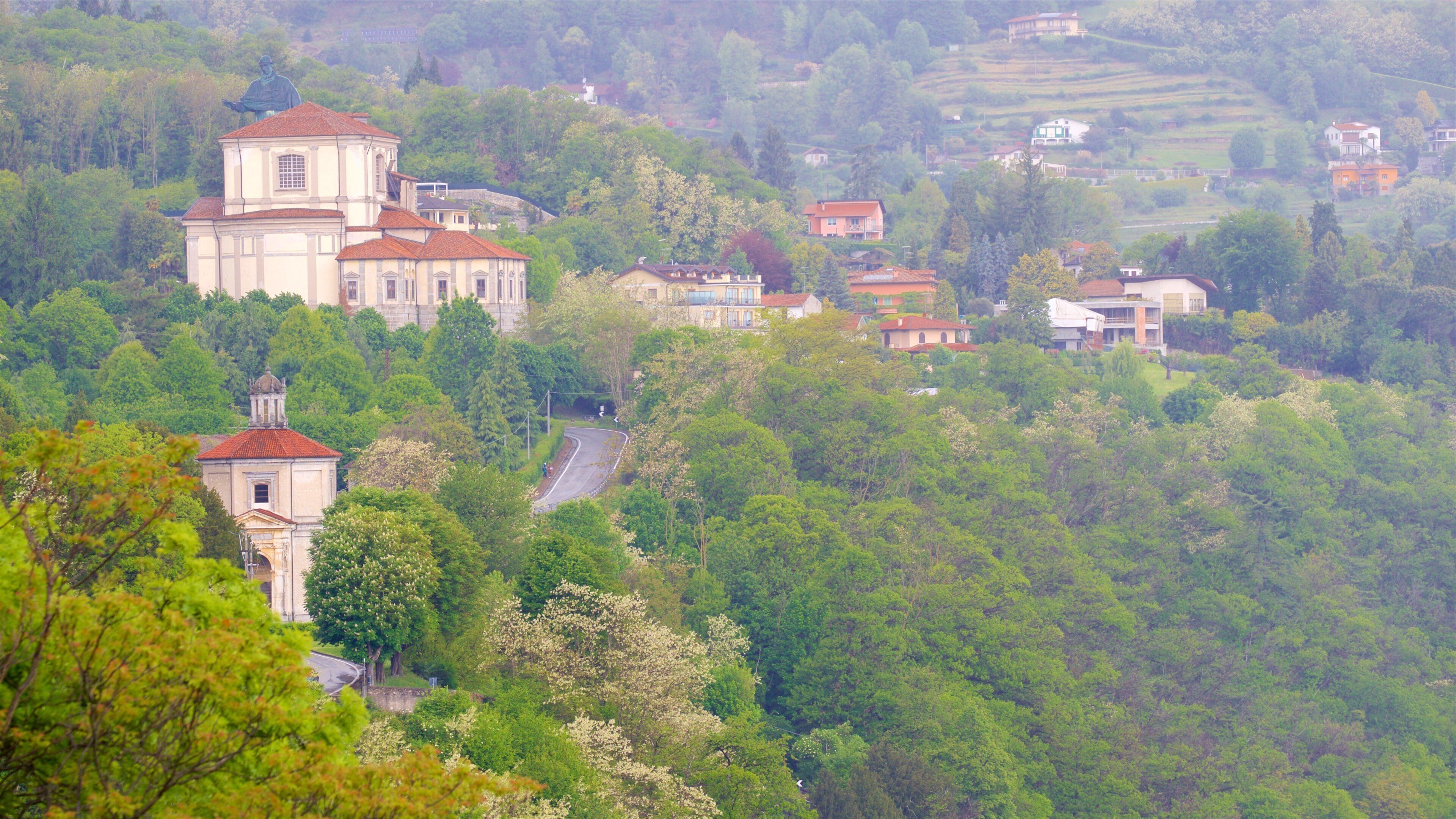 Angera mostrando una pequeña ciudad o pueblo y escenas tranquilas