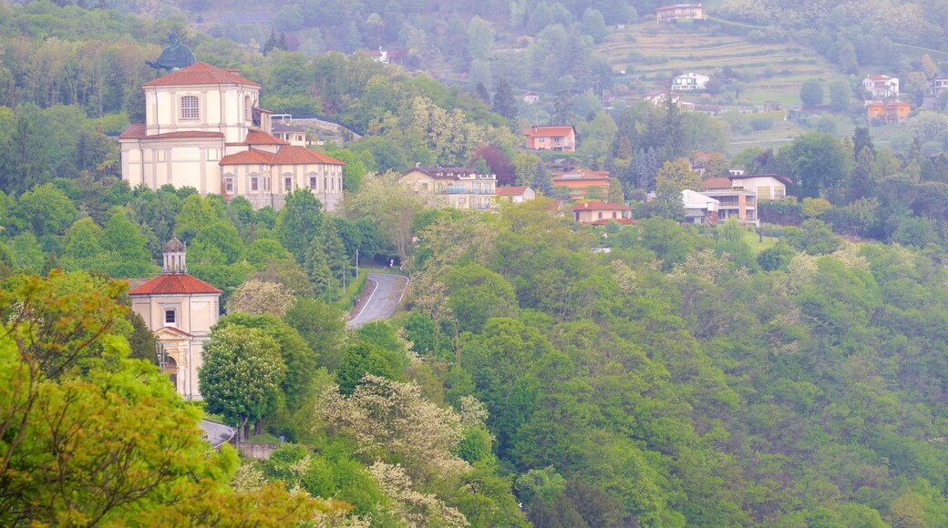 Angera joka esittää rauhalliset maisemat ja pieni kaupunki tai kylä