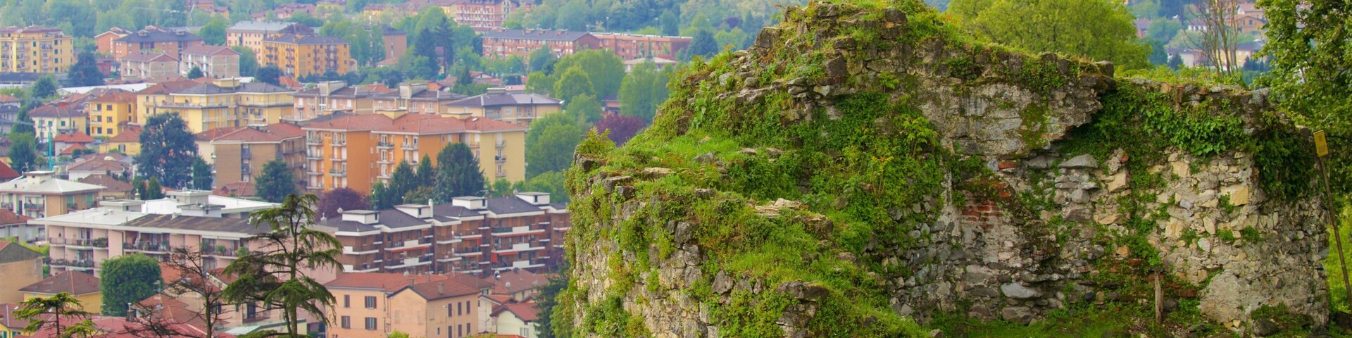 Angera caracterizando uma ruína, cenas tranquilas e uma cidade pequena ou vila