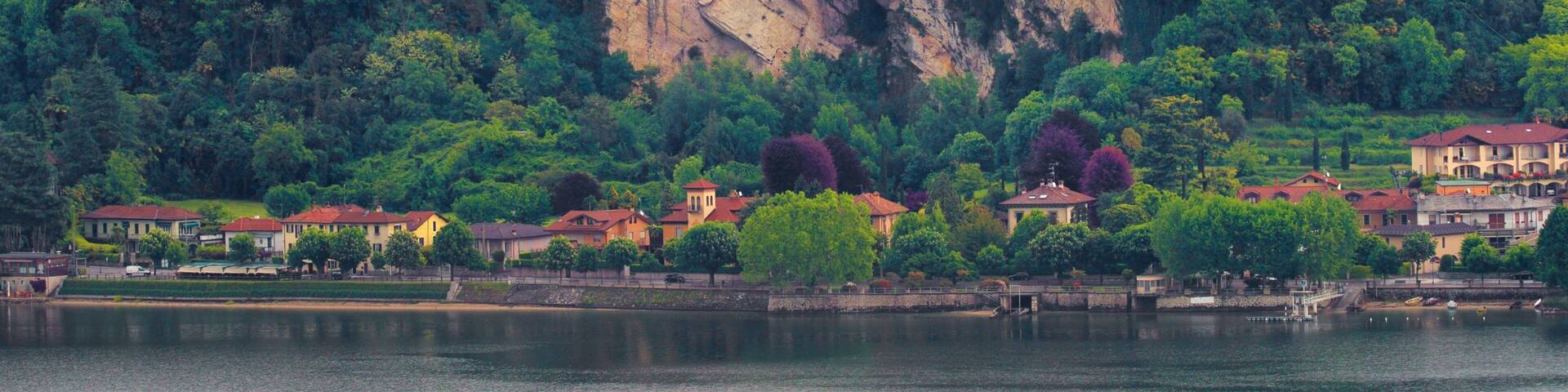 Angera qui includes petite ville ou village et riviĂšre ou ruisseau