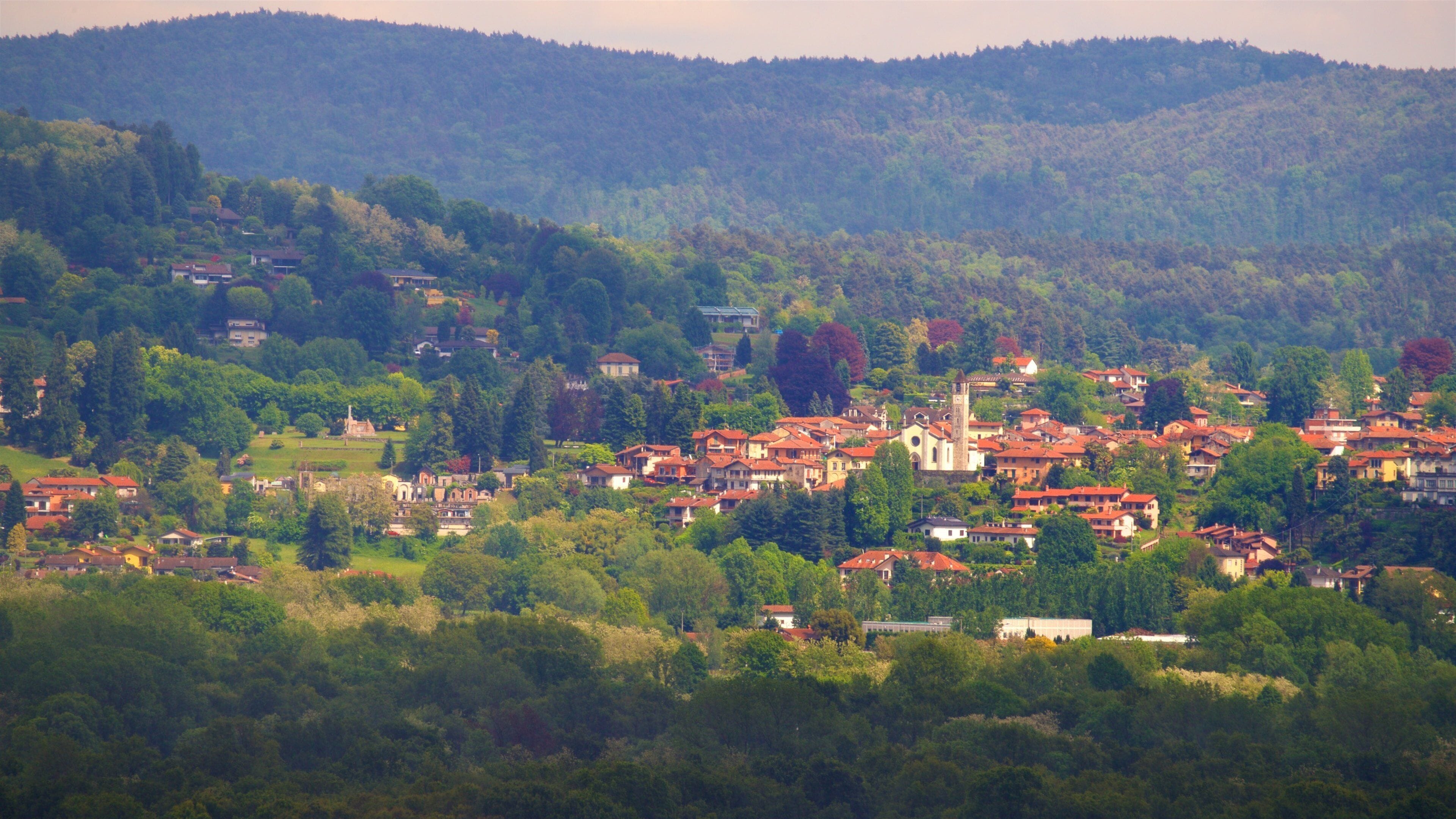 Angera que incluye una pequeña ciudad o aldea y escenas tranquilas