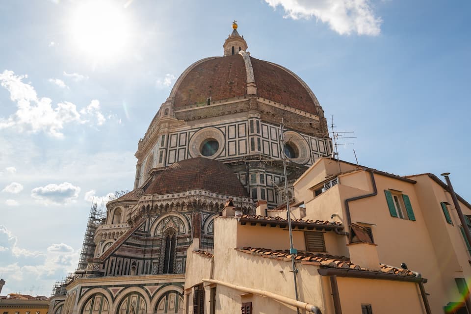 Un edificio storico con una grande cupola e dettagli architettonici elaborati.