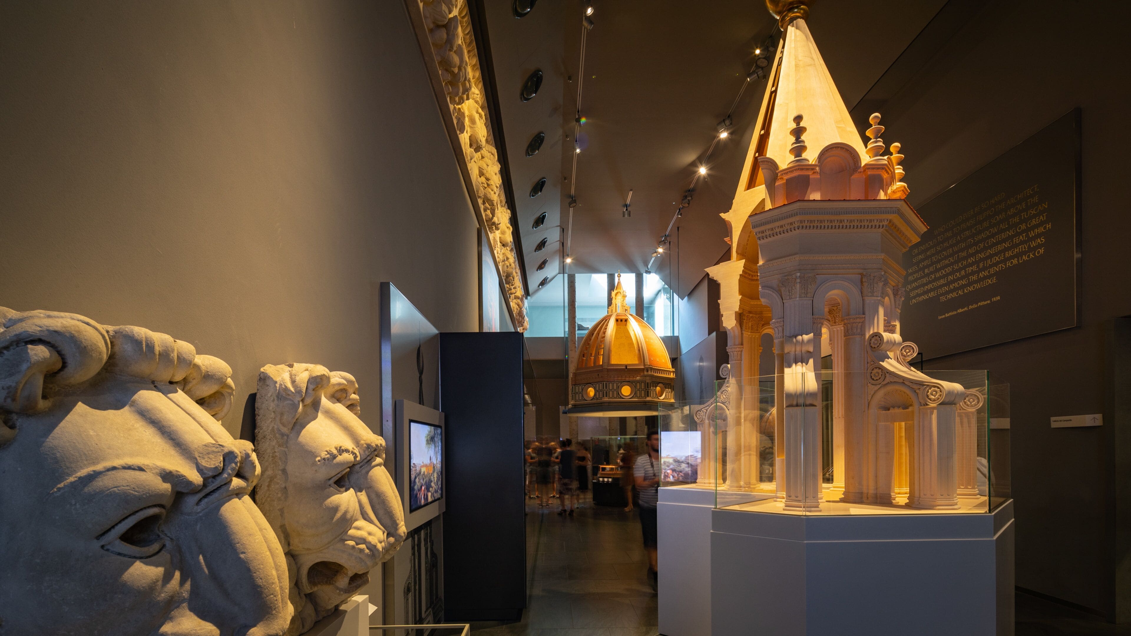 Interior de museu com esculturas clássicas e uma estrutura em cúpula.