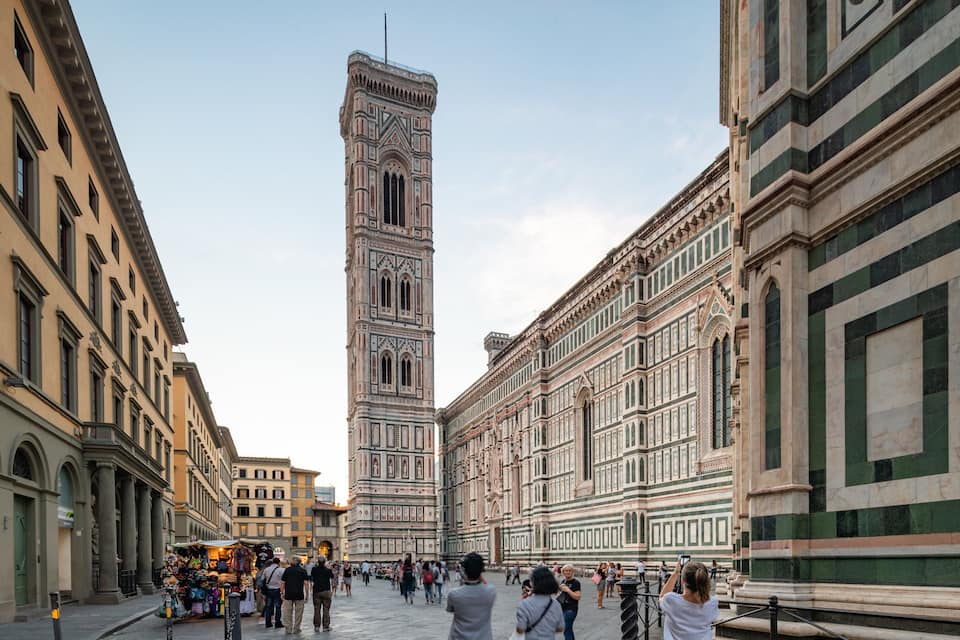 Ein historischer Platz mit einem markanten Turm, umgeben von klassischer Architektur.