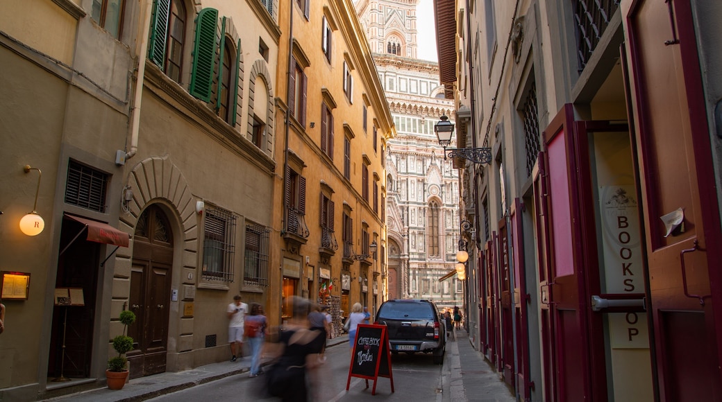 Giotto\'s Campanile showing a city