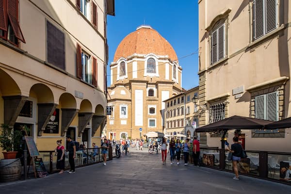 Medici Chapels which includes street scenes and heritage elements