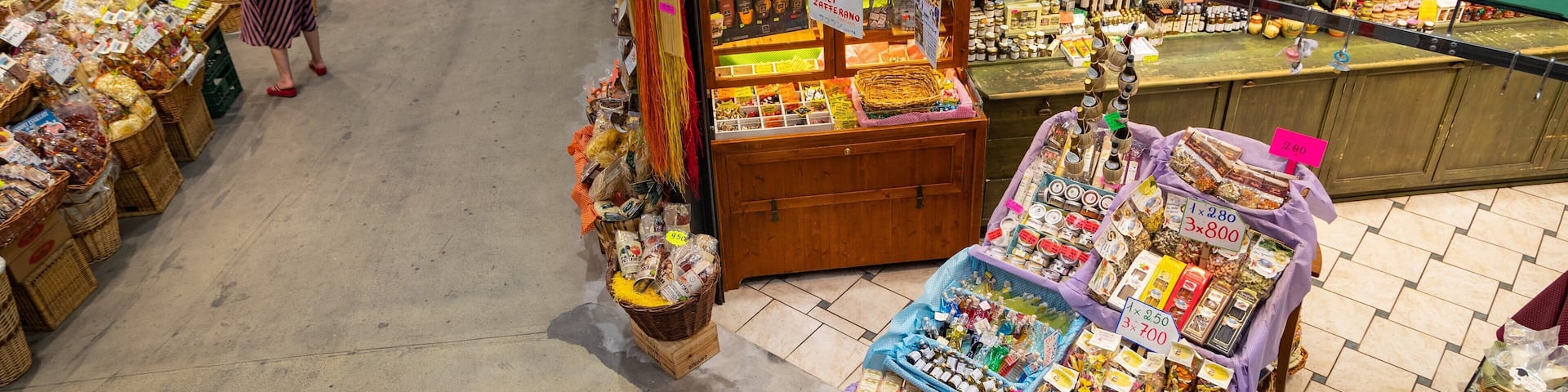 Central Market which includes markets, food and interior views