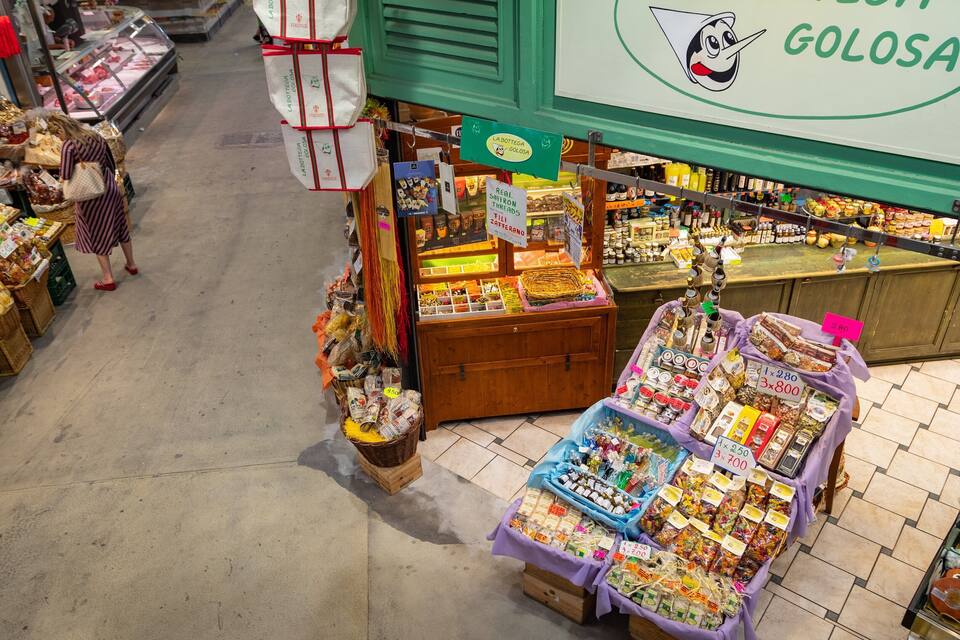 Een markt met verschillende kraampjes waar eten en drinken worden verkocht.