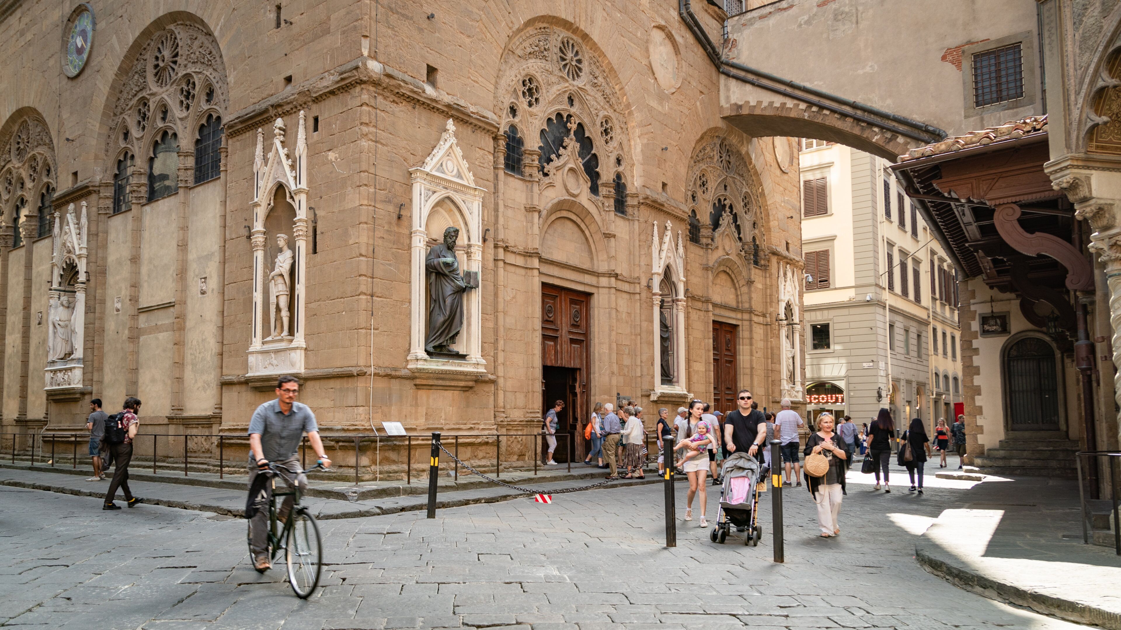 Orsanmichele featuring heritage elements, street scenes and a church or cathedral