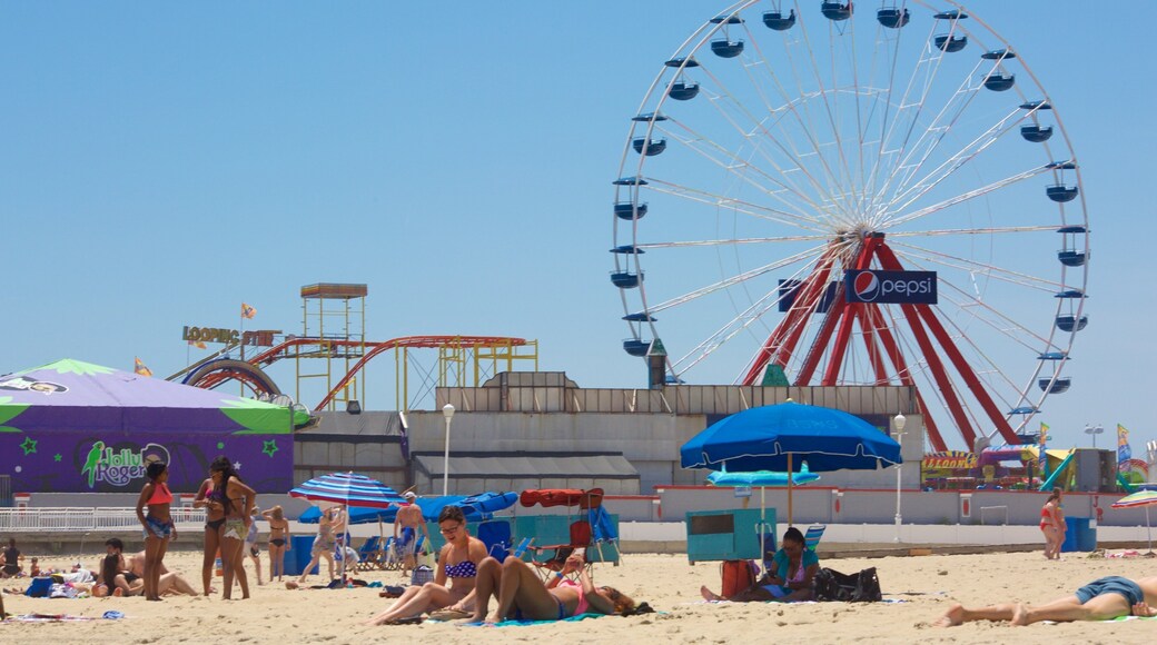 Ocean City Beach ofreciendo atracciones y una playa de arena y también un grupo pequeño de personas